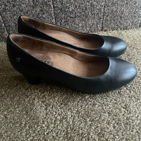 Lightly used Black leather pumps size 8.5 - Picture 3 of 6